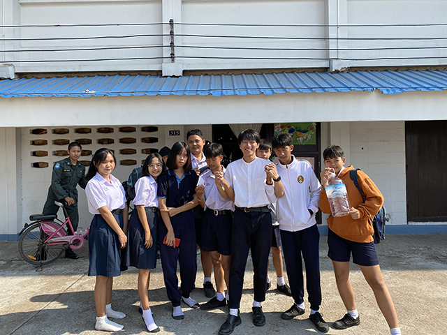 渡邊さんと学生たちの写真