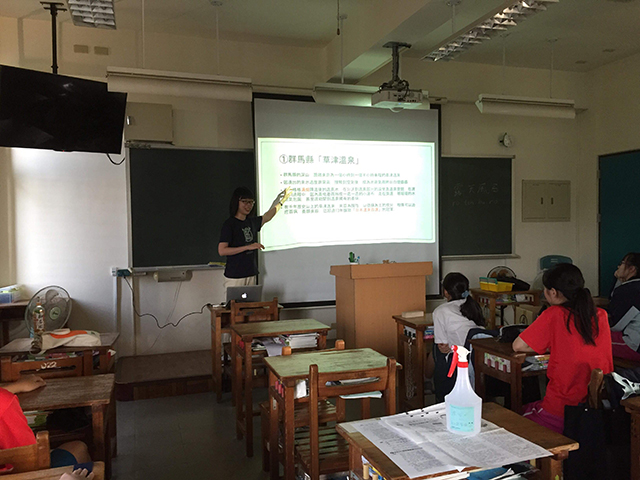 プロジェクターに資料を映して授業を行う川瀬さんの写真