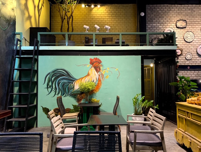 カフェの壁に描かれた大きな雄鶏の絵の写真