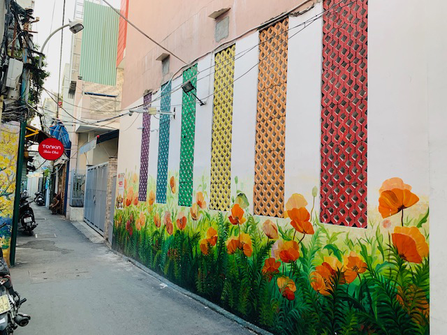 お花や装飾の壁画がみえる通りの写真