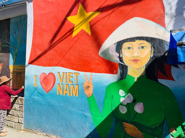 アイラブベトナムと書かれた女性の壁画の写真