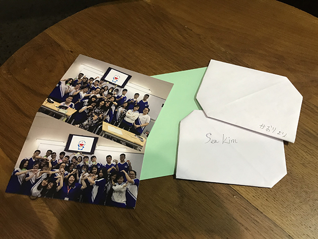 タイムカプセルに入れる生徒たちと撮った集合写真と手紙の写真