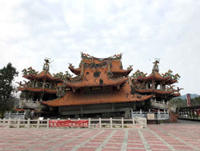 地震の被害にあったお寺の写真
