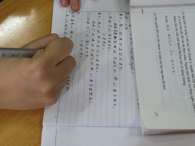 日本語を上手に書く生徒の写真