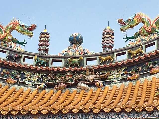 龍やトラなどが彫刻された屋根の写真