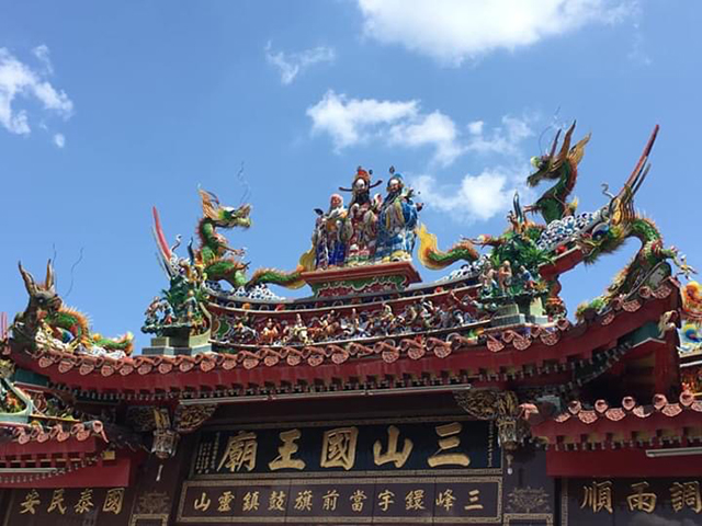 龍や神様が彫刻された屋根の写真
