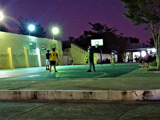 夜間のバスケット試合の様子の写真