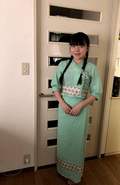 ミャンマーの民族衣装ロンジーを着た萬壽さんの写真