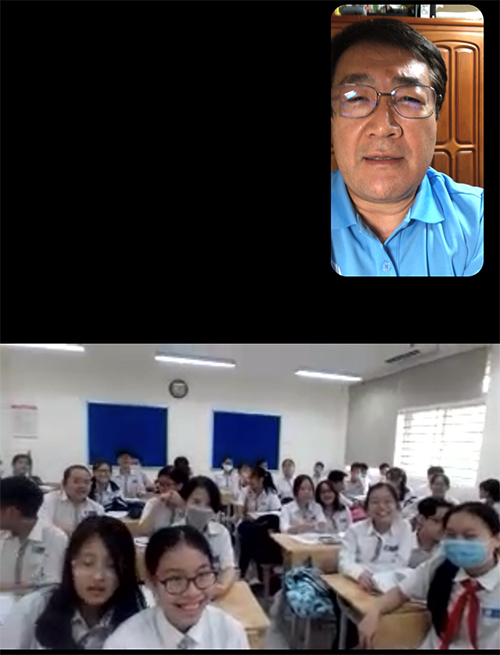教室に着席した生徒たちが写っているビデオ通話画面