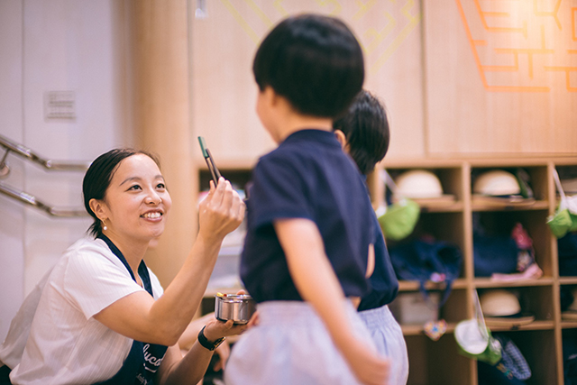 子どもたちと交流する橋本さんの写真