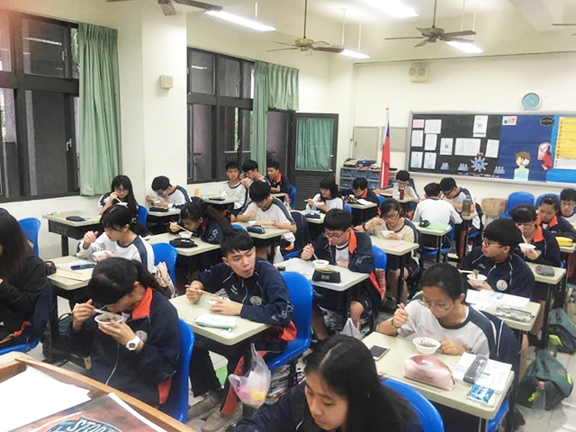 教室で年越しそばを食べる生徒たちの写真