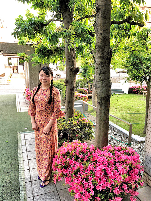 ミャンマーのブラウスとスカートを着た萬壽さんの写真