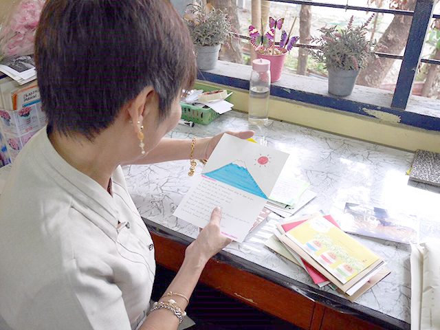 日本の高校生からの手紙を読む先生の写真