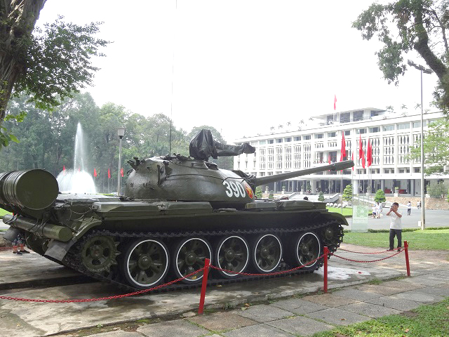 戦車と統一会堂の写真
