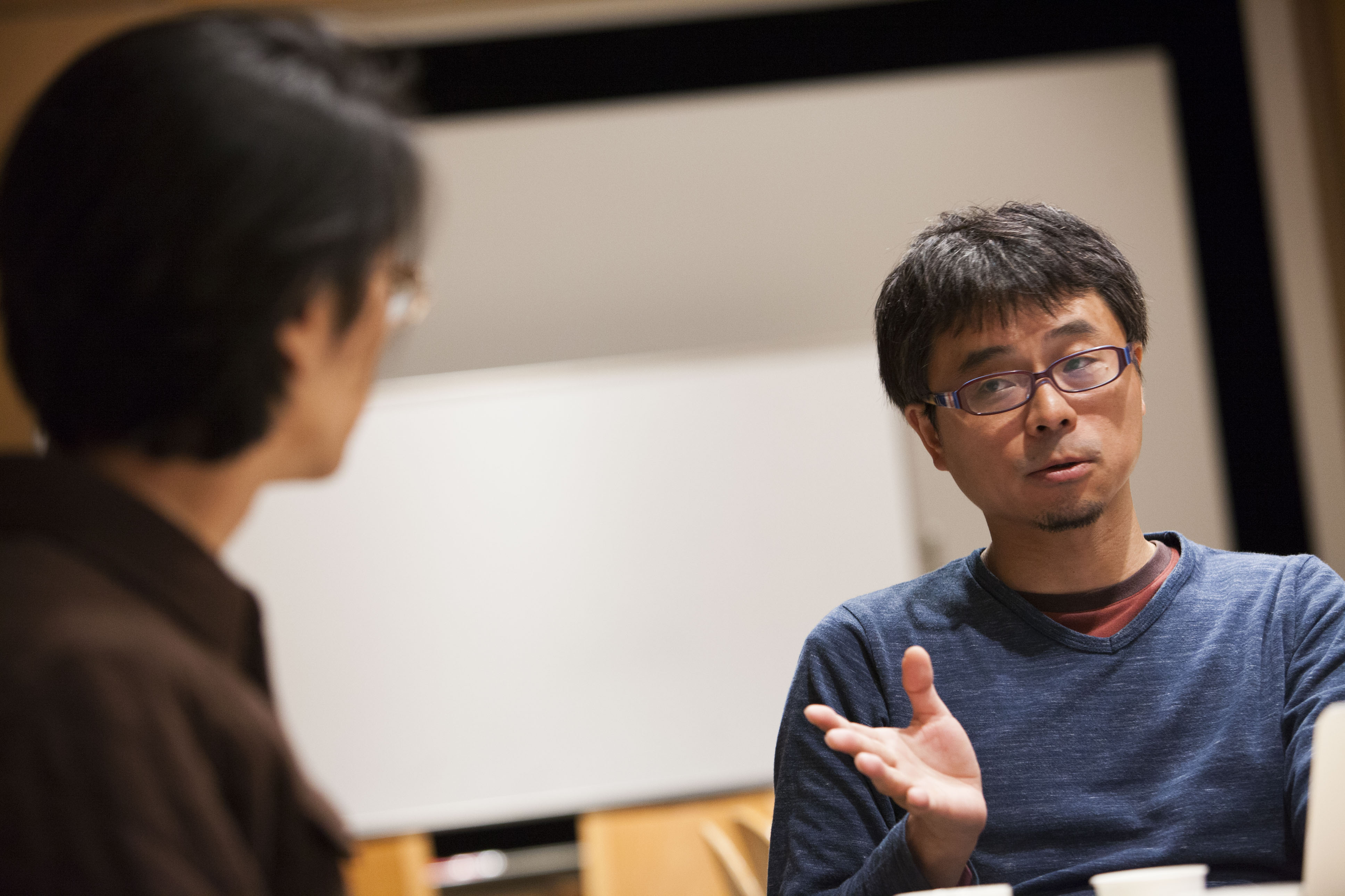 インタビュー中の藤原氏とフクエン氏の写真