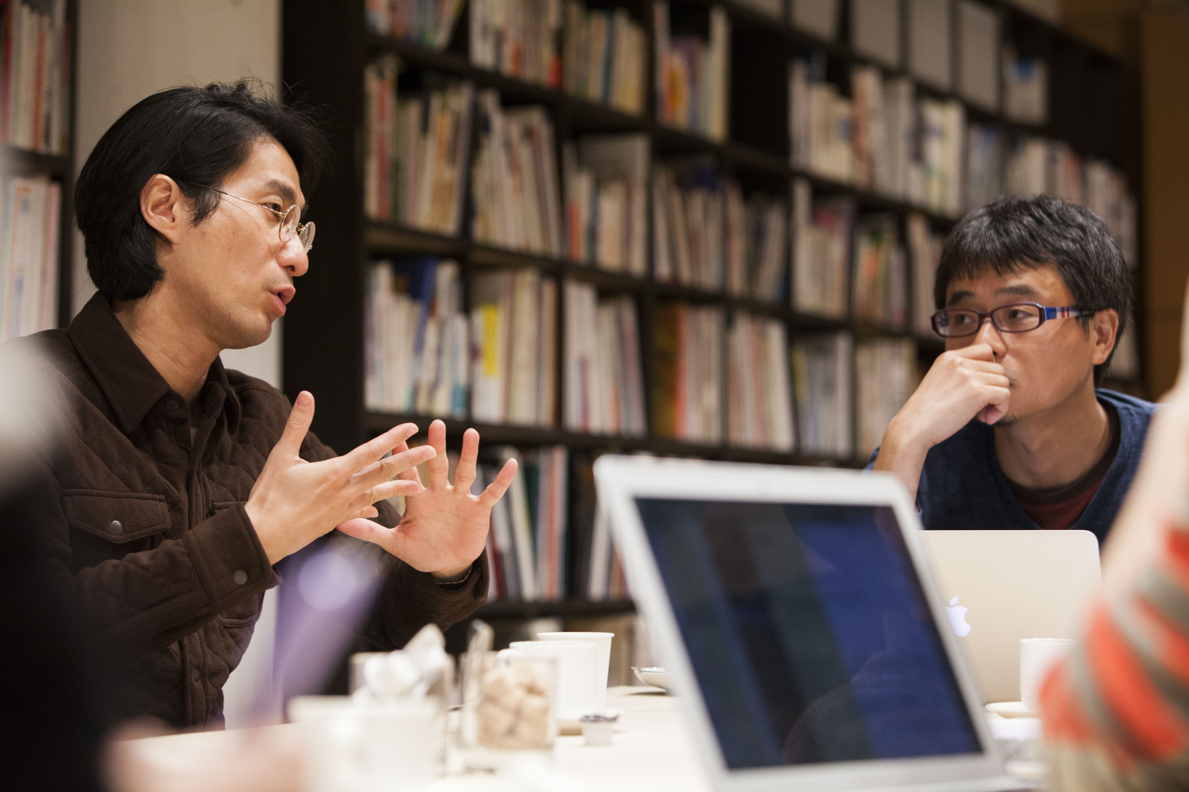 A photo of Fu Kuen and Chikara during interview