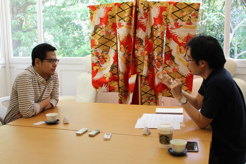 A photo of Alfian and Ken during interview