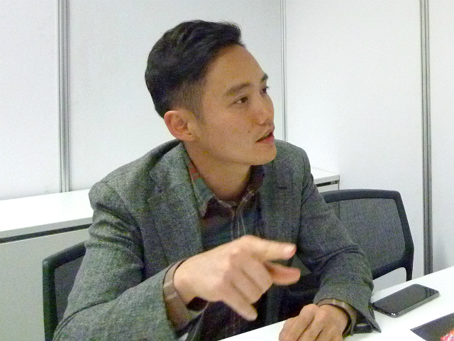 インタビュー中の映画監督 Boo Junfen（ブー・ユンファン）の写真