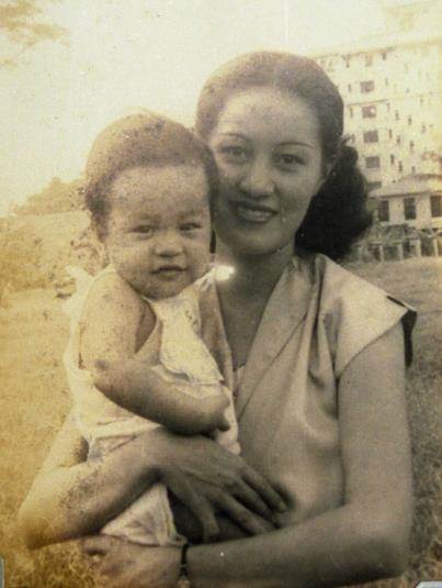 マニラ・ホテルの前で、幼少時のレイナルド・Ｃ・イレート氏を抱く母オルガ・イレートの写真