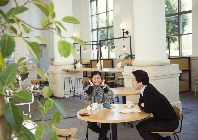 A photo of Ms.Luckana Kunavichayanont and Mr.Norihiko Yoshioka during interview