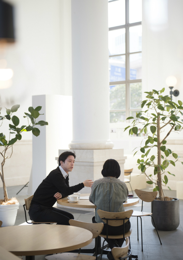 A photo of Ms.Luckana Kunavichayanont and Mr.Norihiko Yoshioka during interview