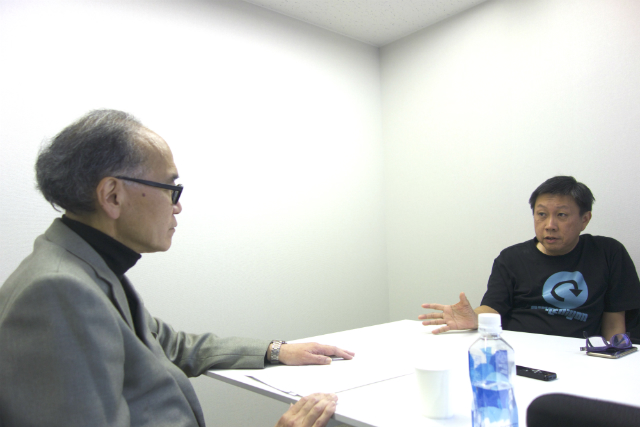 インタビュー中の松本正道氏とフィリップ・チア氏の写真
