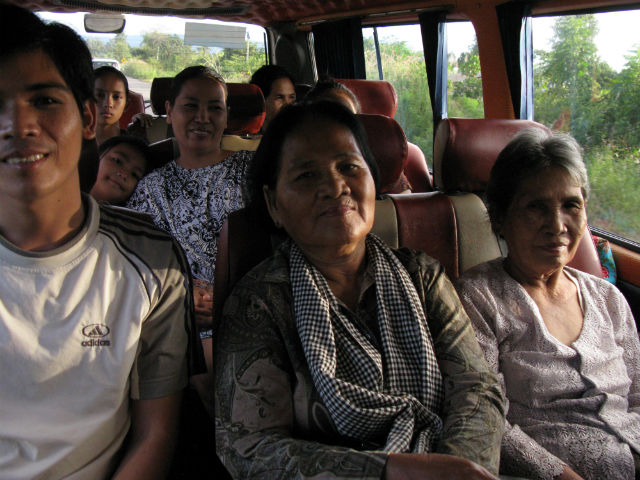 Cambodian families to thw Thai-Cambodian border