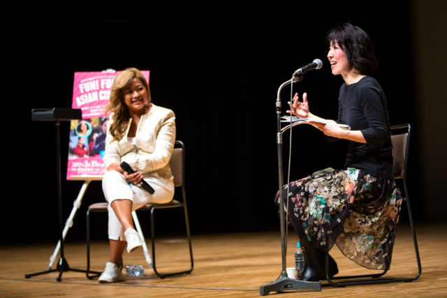 トークイベントで語るカマルディン監督と聞き手の松下氏の写真