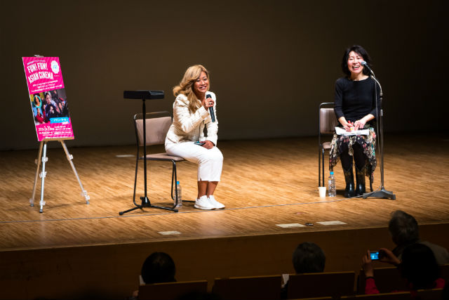 トークイベントで語るカマルディン監督と聞き手の松下氏の写真