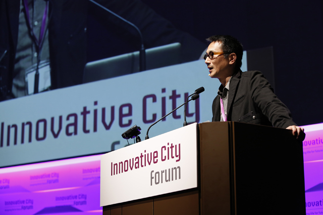 Innovative City Forum 2016で発表する柳幸則氏の写真