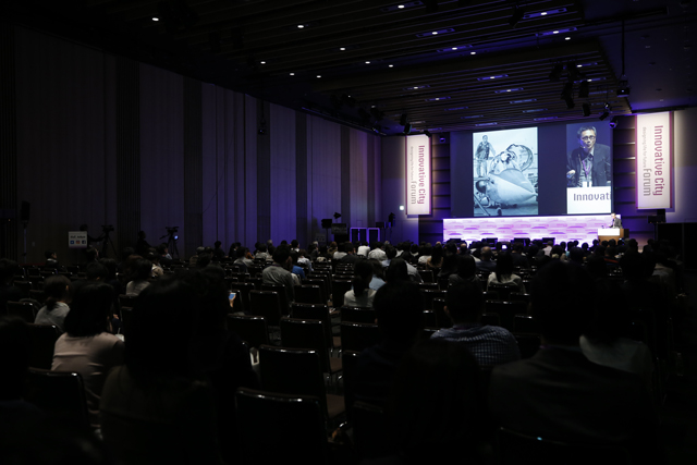 Innovative City Forum 2016で発表する柳幸則氏の写真