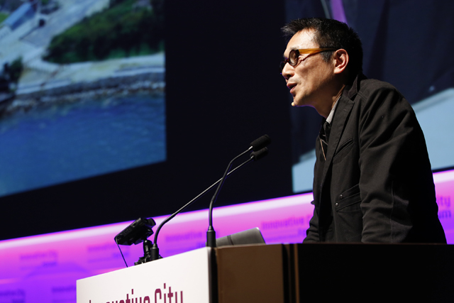 Innovative City Forum 2016で発表する柳幸則氏の写真