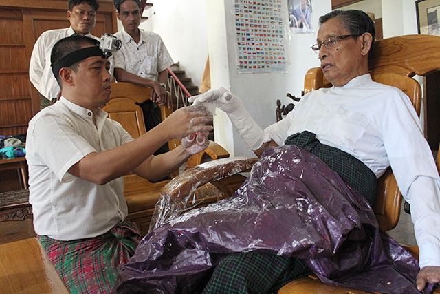 Htein Lin taking a plaster cast of the political prisoners for his