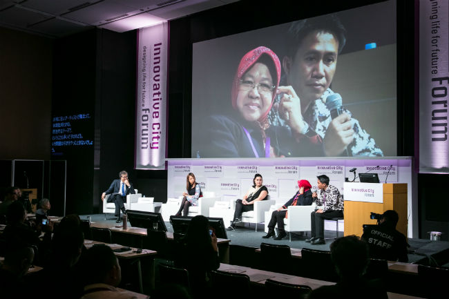 A photo of Tri Rismaharini speaking on the presentation 