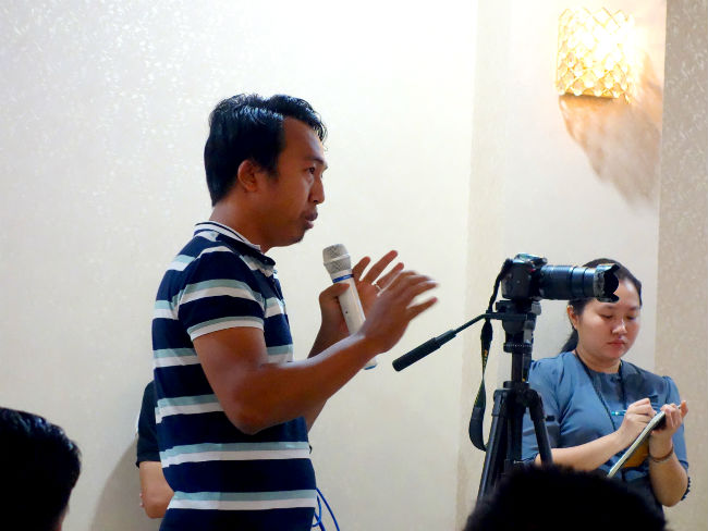 質問をするミャンマーの記者の写真
