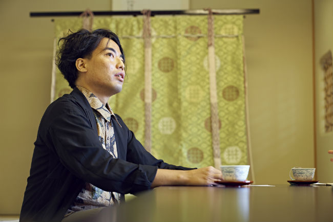 アジアハンドレッズのインタビューに答える北澤潤氏の写真
