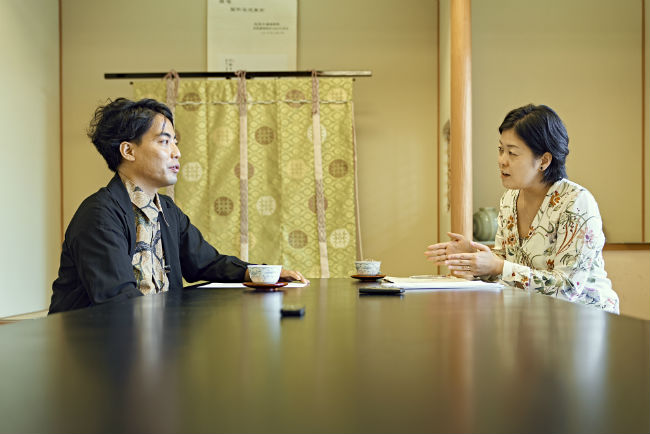 アジアハンドレッズのインタビュー中の北澤潤氏と谷地田未緒氏の写真