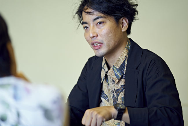 アジアハンドレッズのインタビューに答える北澤潤氏の写真