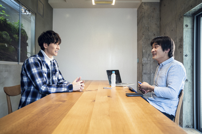 A photo of Tachibana and Shiba during the Asia Hundreds interview