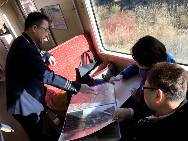 震災学習列車で説明を受けるラム先生の写真