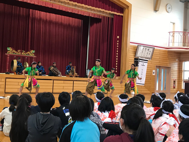 赤保内小学校にて「ジャティラン」を舞う演者たちの写真