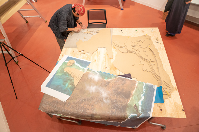 「災害とデザイン展」スルアン島立体地図模型の実演製作の写真3