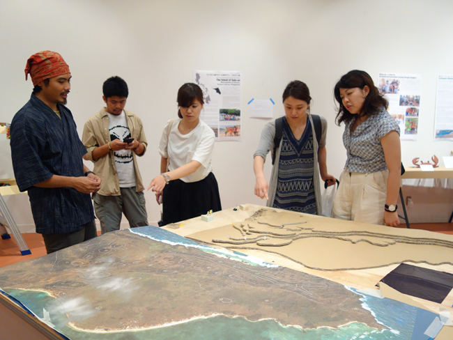 「災害とデザイン」スルアン島立体地図模型の実演製作の様子