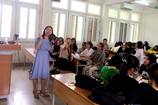 A photo of university lecture in Vietnam about Japanese literature related to Japanese movies