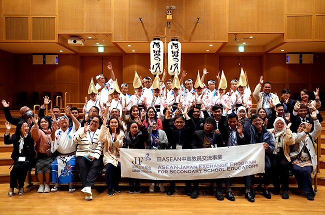 A commemorative photo was taken in the auditorium with men and women dressed in Awa Odori dance costumes, holding up a banner