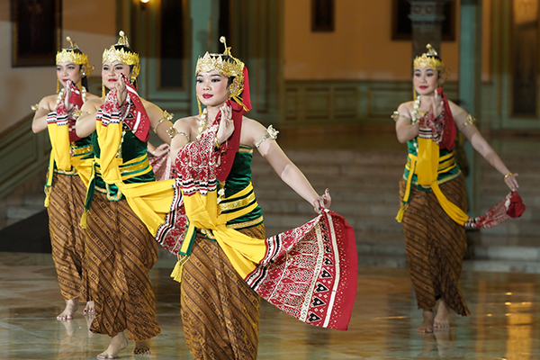 インドネシアのジャワ島にあるジョグジャカルタ王宮を起源とする伝統的な踊り「スリンピ」を披露している。