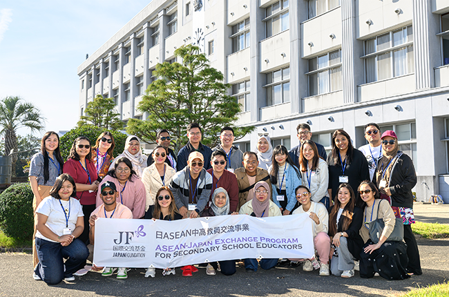 校舎の前での参加者達の集合写真