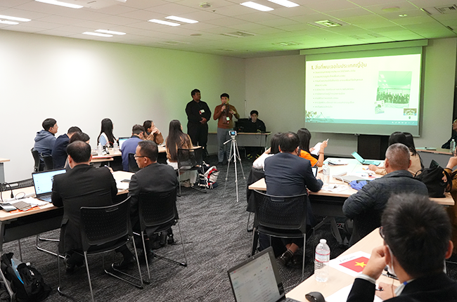 プロジェークターの投影された会議室でセッションに参加する様子