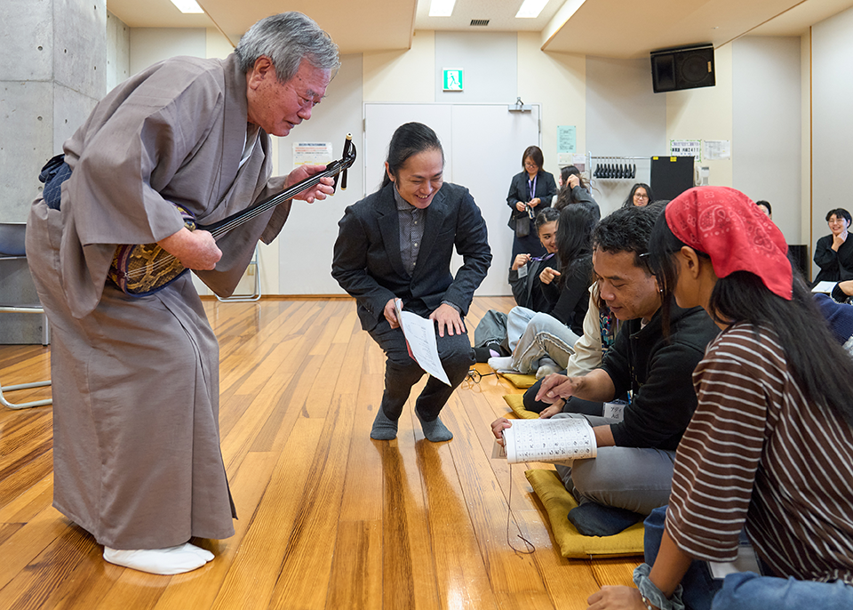 舞台上で実演者と参加者が話をしている