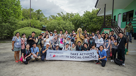 参加者がオランゴ島を訪問した際の集合写真